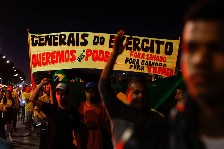 Manifestantes que apoiam paralisação dos caminhoneiros pedem, em Brasília, intervenção militar
