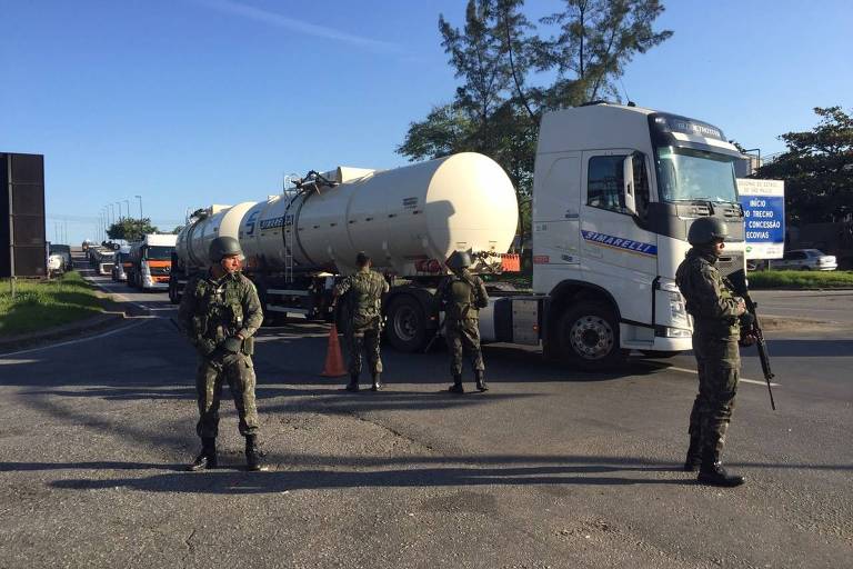 Em comboio, caminhões entraram no porto de Santos escoltados por militares por volta das 15h30 desta quarta