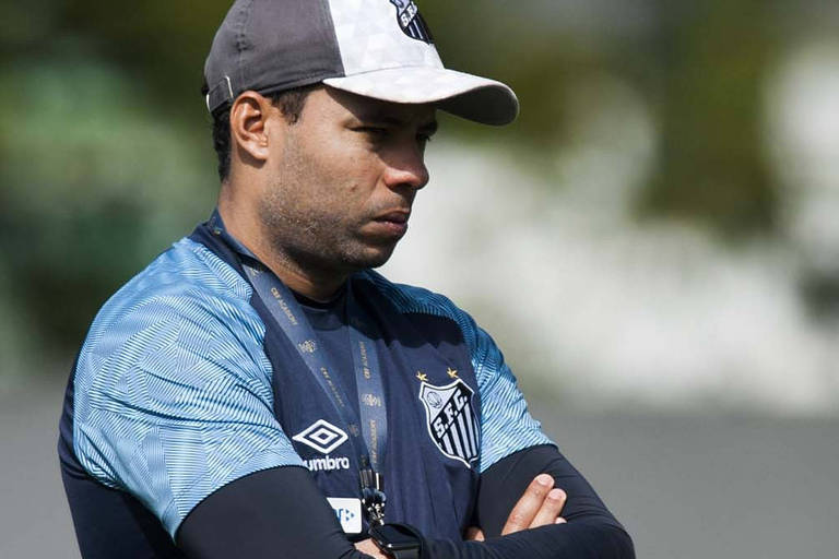 De braços cruzados, Jair Ventura comanda treino do Santos na semana passada, no CT Rei Pelé