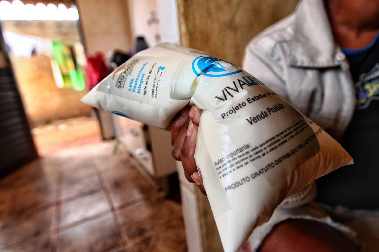 Embalagem de leite distribuída pelo programa Vivaleite em São Paulo

