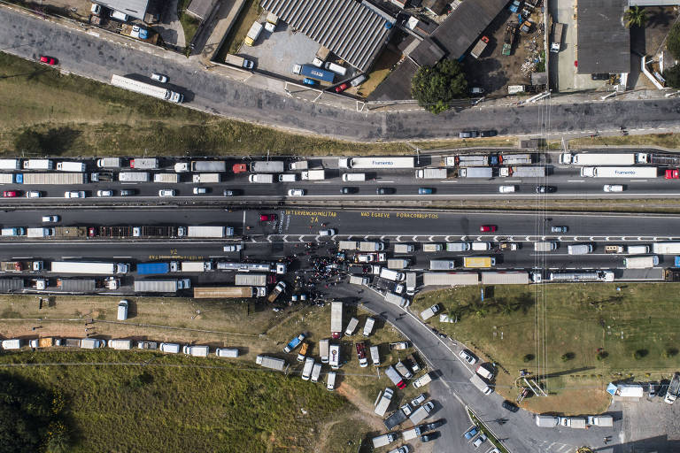 Fila de caminhões durante paralisação de caminhoneiros na rodovia Régis Bittencourt, próximo a Embu das Artes
