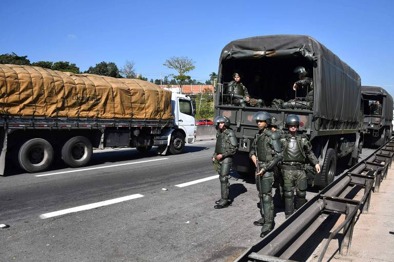 Após chegada do Exército, caminhoneiros que deixaram os pontos de bloqueio na manhã desta quarta-feira (30)