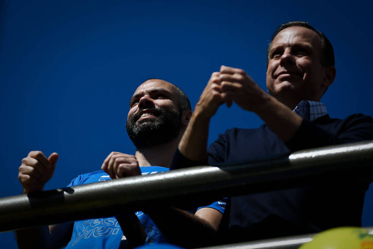 O prefeito de São Paulo, Bruno Covas, e o pré-candidato ao governo do estado pelo PSDB, João Doria, em cima de trio elétrico durante a Marcha para Jesus