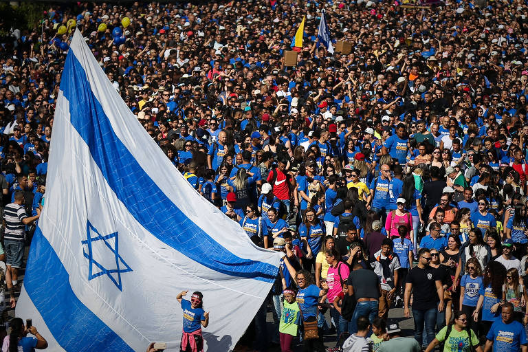 Bandeira de Israel em meio a participantes da Marcha para Jesus de 2018 no centro de São Paulo