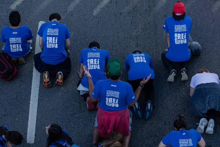 Fiéis rezam durante a Marcha para Jesus 2018, no centro de São Paulo