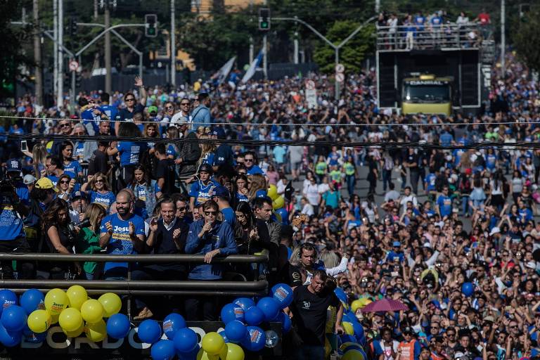 Em cima de trio elétrico, o prefeito de São Paulo, Bruno Covas, ao lado do pré-candidato ao governo do estado João Doria e o apóstolo Estevam, durante a Marcha para Jesus 2018