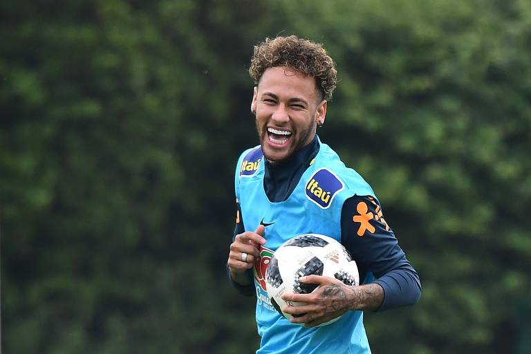 Neymar durante treinamento no CT do Tottenham, em Londres