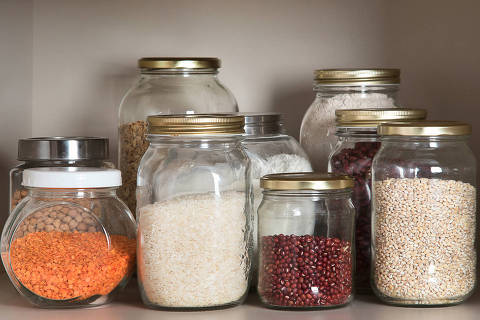 Collection of grain products in storage jars in pantry
Despensa 

Foto: Fotolia