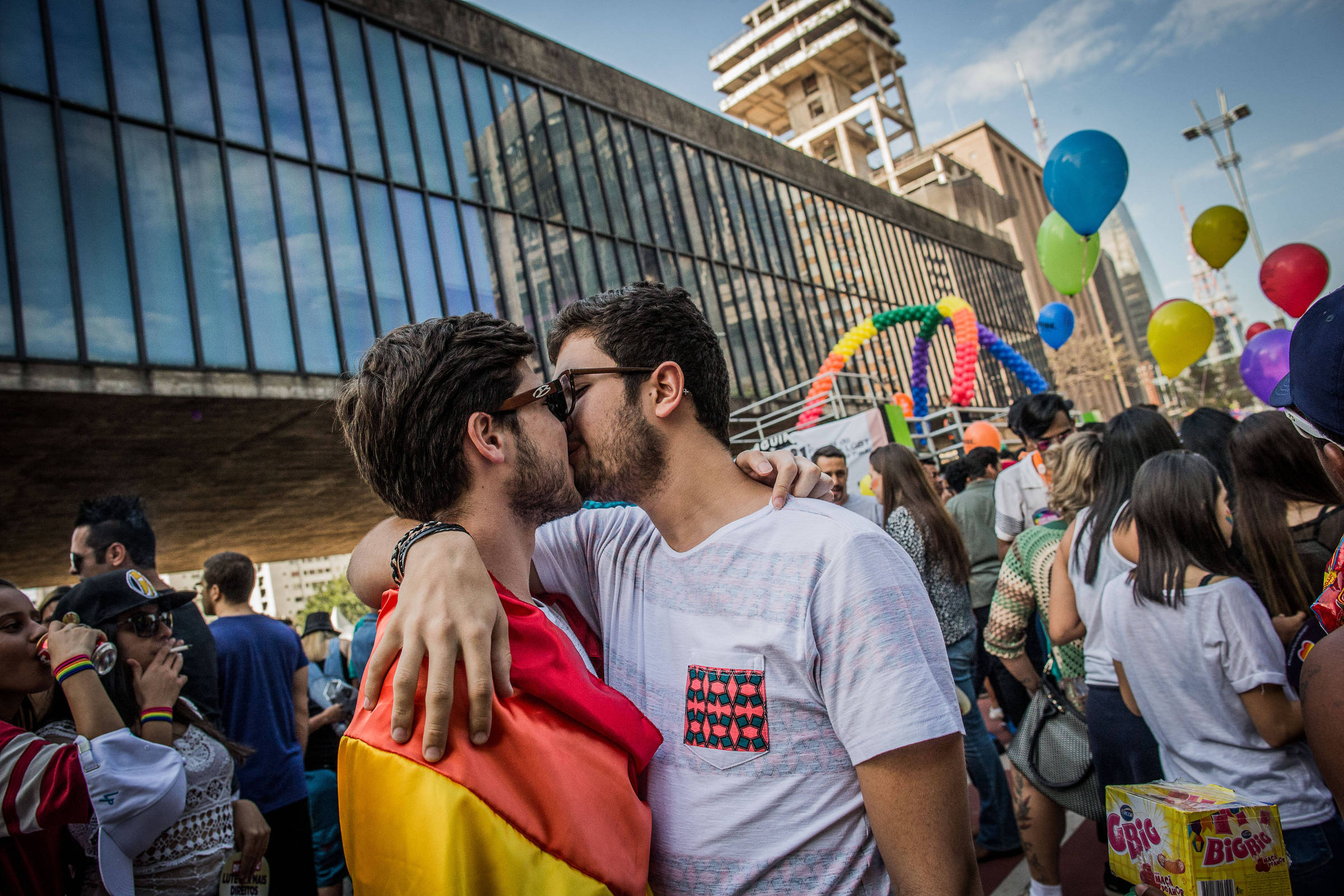 No sufoco, Parada Gay de SP traz olhar sobre voto consciente e inclusão