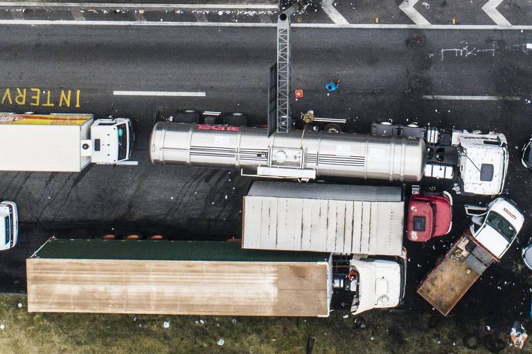 Vista aérea de caminhões de diversos tamanhos e cargas durante greve de caminhoneiros na rodovia Régis Bittencourt, próximo a Embu das Artes