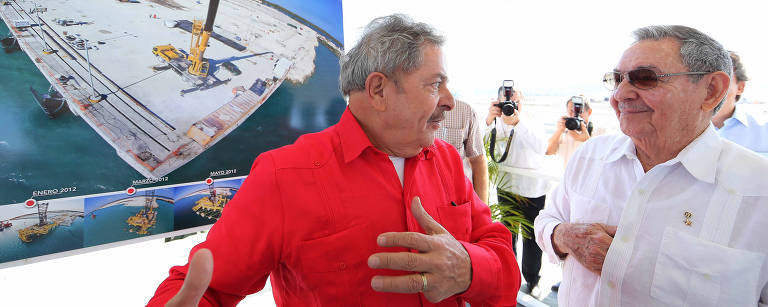 Lula sorri e conversa com Raúl Castro