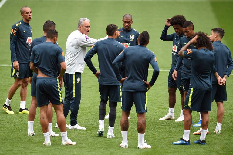 Tite dá instruções aos jogadores durante treino da seleção brasileira em Liverpool