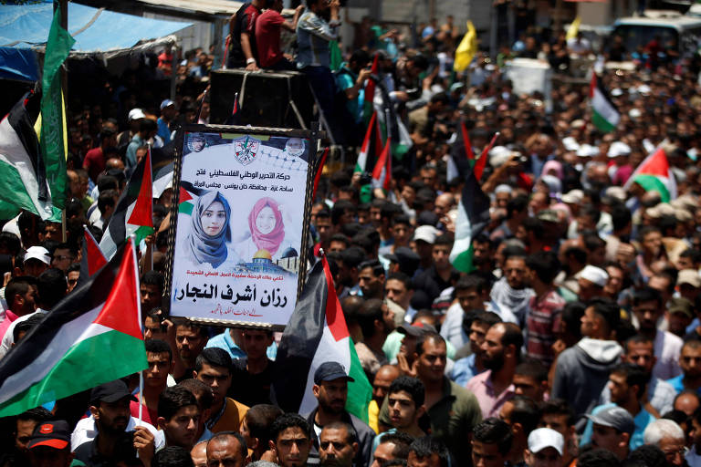 Palestinos participam do funeral da enfermeira Razan al-Najar, que teria sido morta por militares israelenses em Gaza