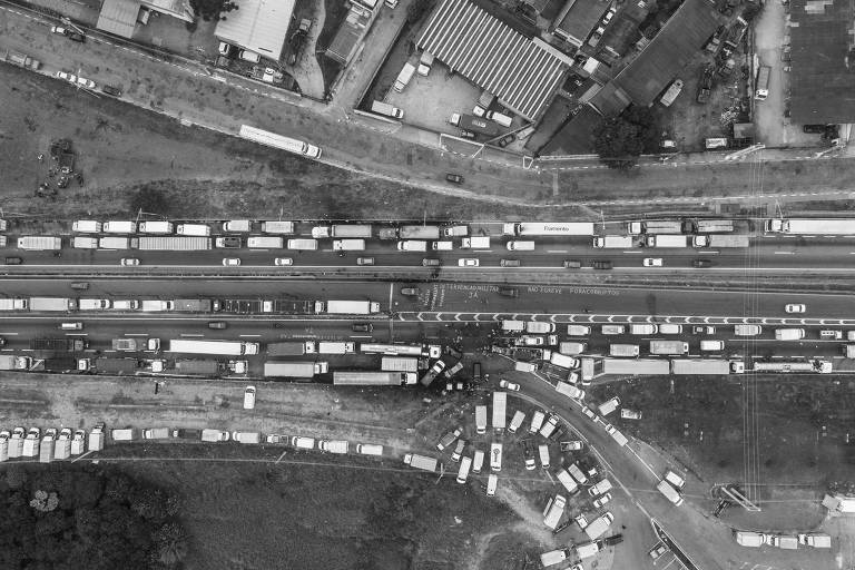 Foto aérea de fila de caminhões durante greve de caminhoneiros na rodovia Régis Bittencourt, próximo a Embu das Artes