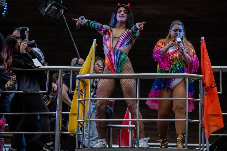 As cantoras Pabllo Vittar e Preta Gil se apresentam durante a edição 2018 da Parada LGBTQ na avenida Paulista, em São Paulo
