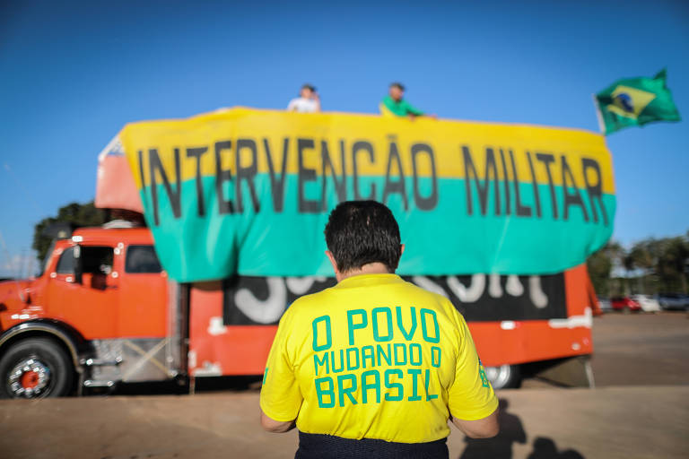 Grupo dos chamados Intervencionistas fazem ato próximo ao dos Caminhoneiros no estacionamento do Estádio Nacional Mané Garrincha, em Brasília
