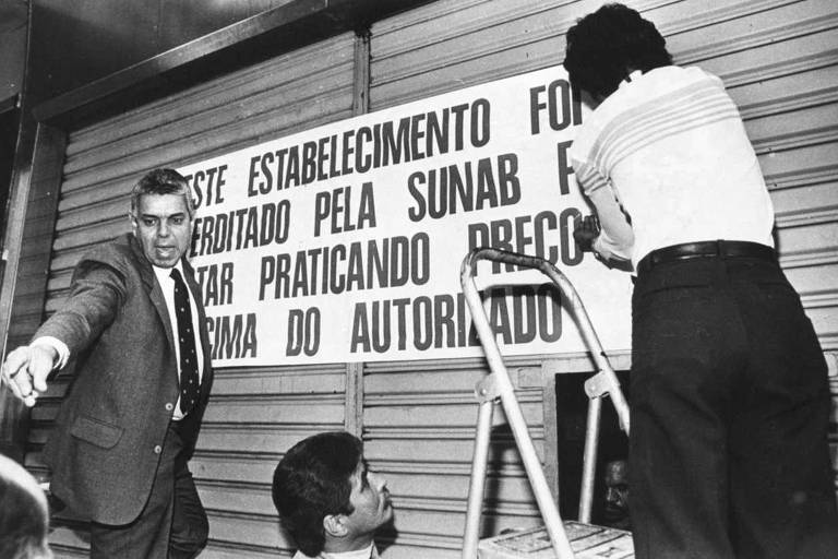 Fiscais da Sunab (Superintendência Nacional do Abastecimento) colocam cartaz e interditam estabelecimento comercial autuado por desrespeitar o congelamento de preços do Plano Cruzado, na rua do Ouvidor, no Rio de Janeiro