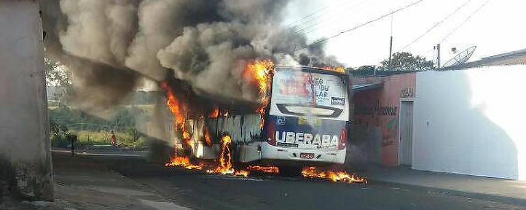 Ônibus incendiado por homens encapuzados em Uberaba (MG), no Triângulo Mineiro