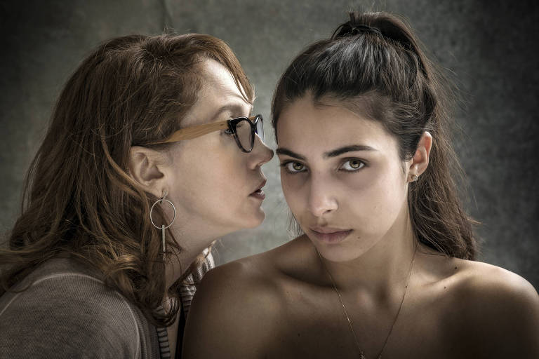 Gabriela ( Camila Morgado ) e Pérola ( Rayssa Bratillieri )