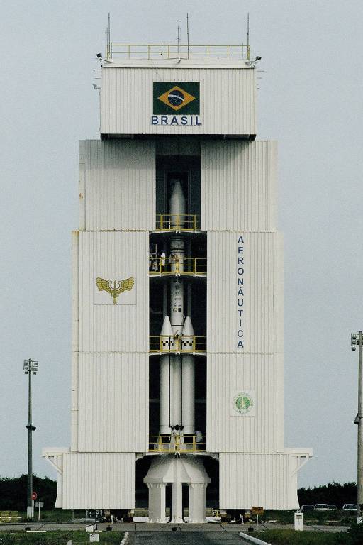 O VLS-1 (Veículo Lançador de Satélites) na plataforma do Centro de Lançamento em Alcântara (MA). Um dos motores do veículo foi prematuramente acionado enquanto os técnicos ainda trabalhavam no foguete. O acidente, três dias antes do lançamento do VLS-1, em 2003, matou 21 pessoas