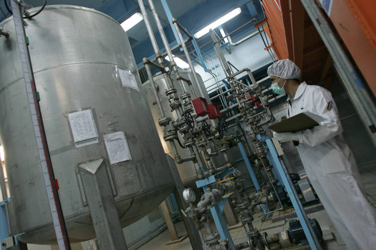 Técnico iraniano trabalha em instalação do programa nuclear do país próxima a Teerã 