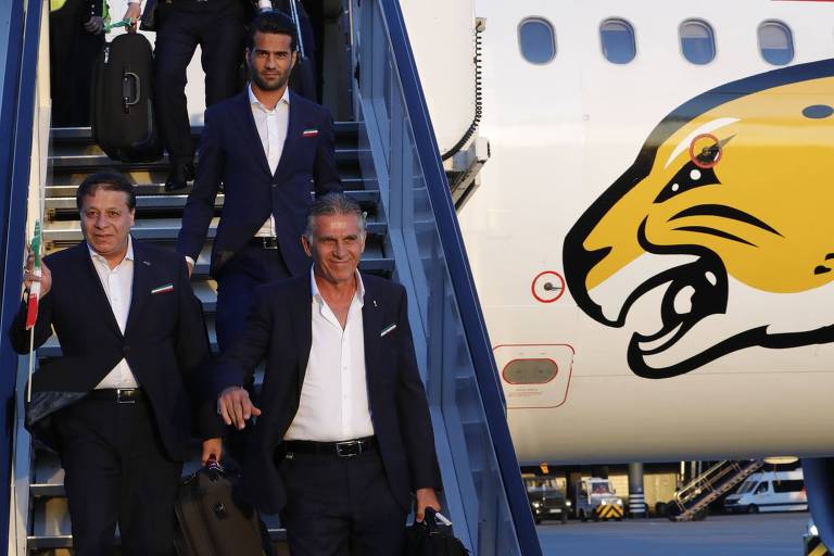O técnico Carlos Queiroz e os jogadores do Irã desembarcam em Moscou para a Copa do Mundo