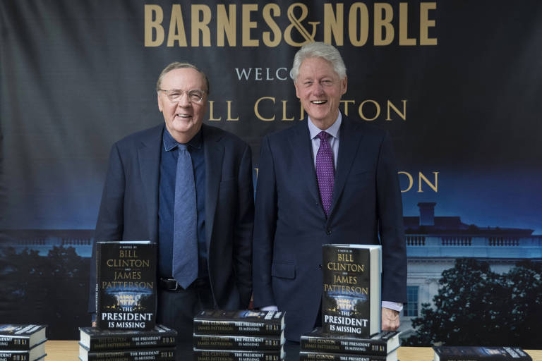 Os coautores James Patterson e Bill Clinton em evento de promoção do romance, em Nova York 