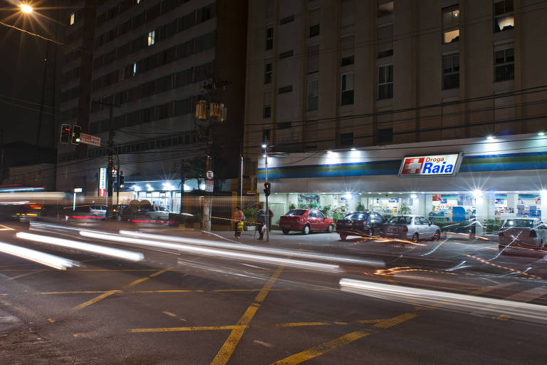 Drogarias na rua Heitor Penteado, na zona oeste de São Paulo