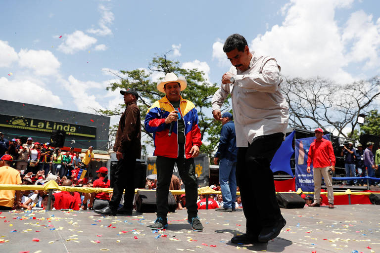 O ditador da Venezuela, Nicolás Maduro, dança durante comício na campanha eleitoral de maio
