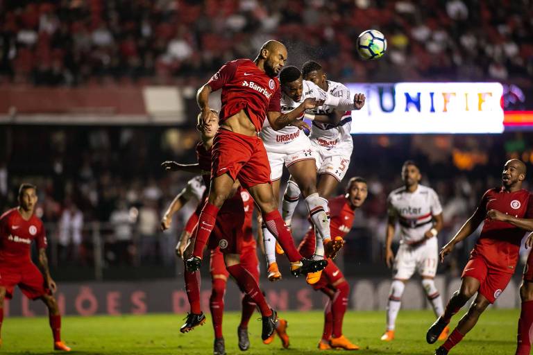 Jogadores de São Paulo e Internacional disputam bola pelo alto durante empate em 0 a 0 no Morumbi