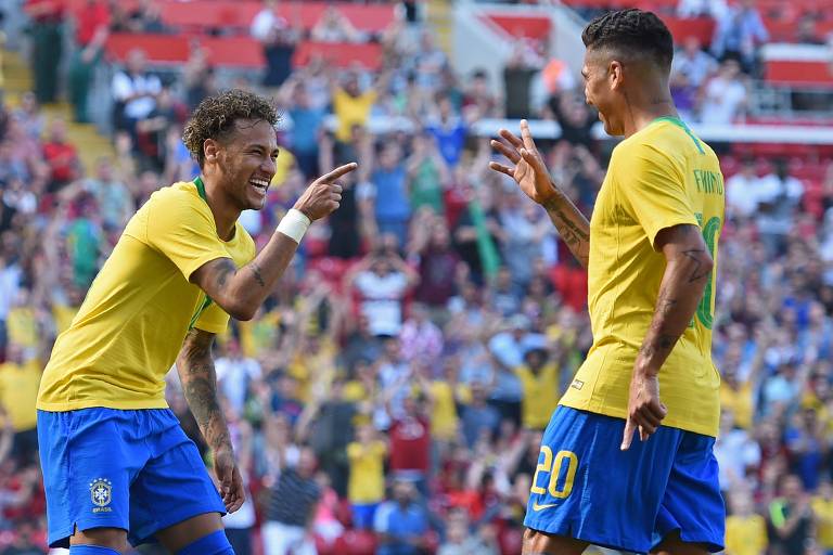 Neymar e Firmino comemoram segundo gol da equipe em amistoso contra a Croácia, no dia 3 de junho
