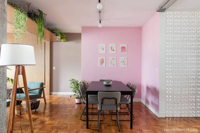 Sala de jantar com a parede pintada de rosa