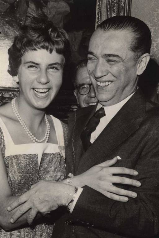 Maria Esther Bueno, campeã de Wimbledon em 1959, é cumprimentada pelo presidente Juscelino Kubitschek