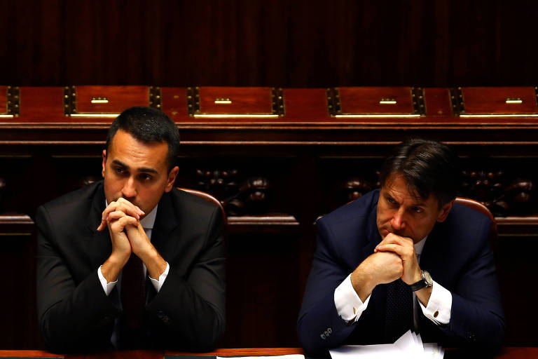 O ministro do Trabalho da Itália, Luigi Di Maio (à esq.), e o primeiro-ministro Giuseppe Conte acompanham votação na Câmara