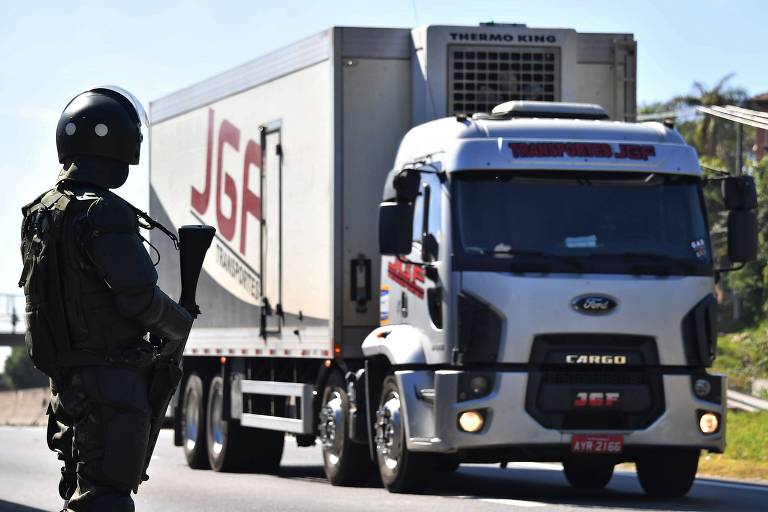 Militar monitora movimento na Régis Bittencourt no fim da paralisação dos caminhoneiros 