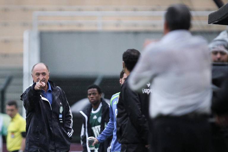 Felipão discute com Tite durante clássico entre Corinthians e Palmeiras, em 2011