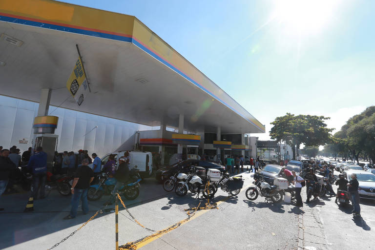 Posto de gasolina com filas