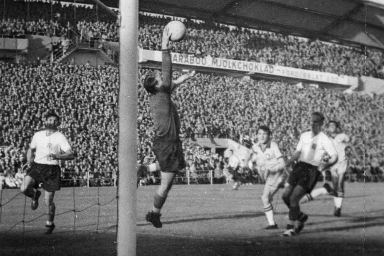 Ataque da seleção brasileira em jogo contra a  jogo a Inglaterra na Copa de 1958
