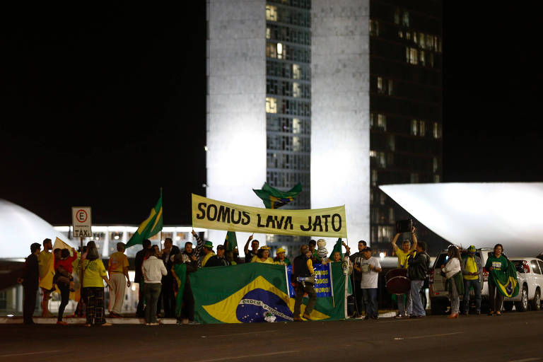 Um grupo de manifestantes comemora a condenação do ex-presidente Lula em frente ao Congresso, em Brasília
