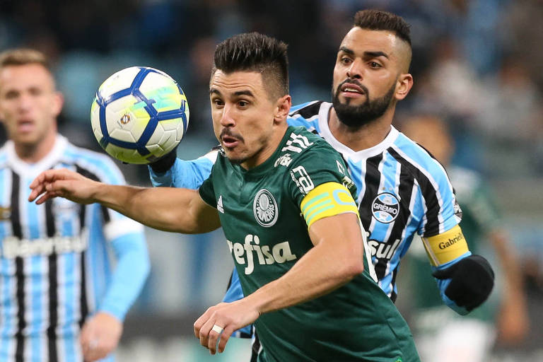 Willian, do Palmeiras, domina a bola na disputa com Maicon, do Grêmio, durante partida válida pela décima rodada do Campeonato Brasileiro