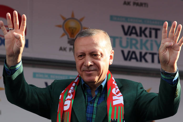 O presidente da Turquia, Tayyip Erdogan, cumprimenta apoiadores em Diyarbakir
