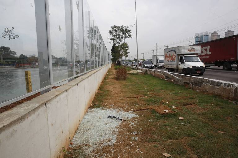Vidros estilhaçados ao lado do muro da USP, na zona oeste paulistana