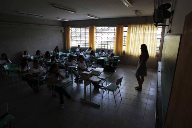 Professora em sala de aula em escola municipal em Santana de Parnaíba (SP)