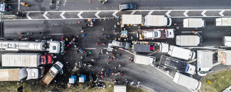 foto aérea de fila de caminhões bloqueando estrada