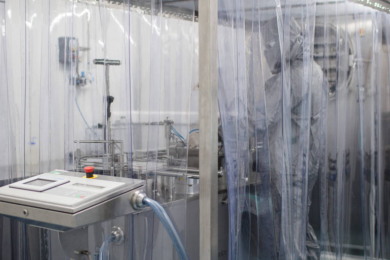 Laboratório de preparo da vacina contra dengue no Instituto Butantan