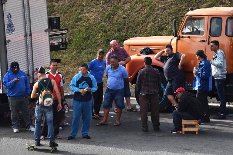 Caminhoneiros bloqueiam a Régis Bittencourt durante a paralisação de maio