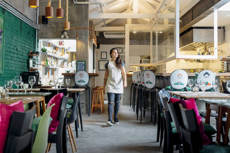 Renata Vanzetto em seu restaurante "Ema", na Rua Bela Cintra