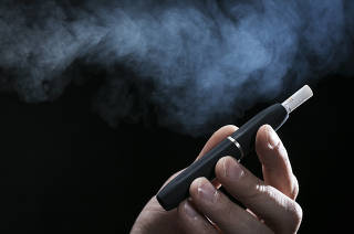 Novo aparelho de cigarro eletronico (da marca IQOS) que promete reducao de danos para a saude de fumantes. Jornalista Ivan Finotti (da FOLHA) testa o produto