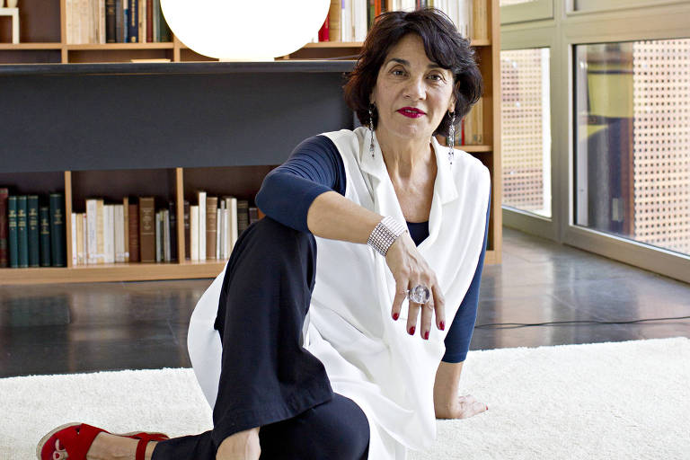 A escritora e psicanalista Betty Milan em seu apartamento, em São Paulo