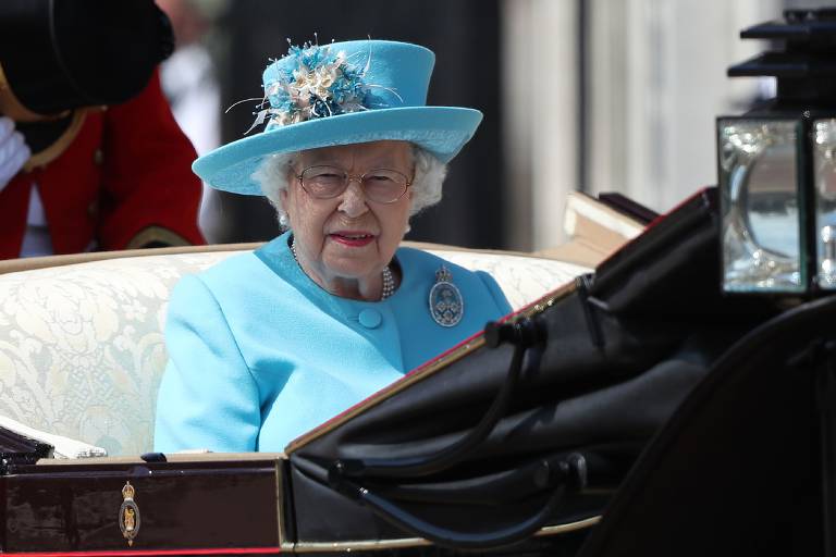 A rainha da Inglaterra, Elizabeth 2ª, viaja em uma carruagem durante o evento oficial em homenagem ao seu aniversário

